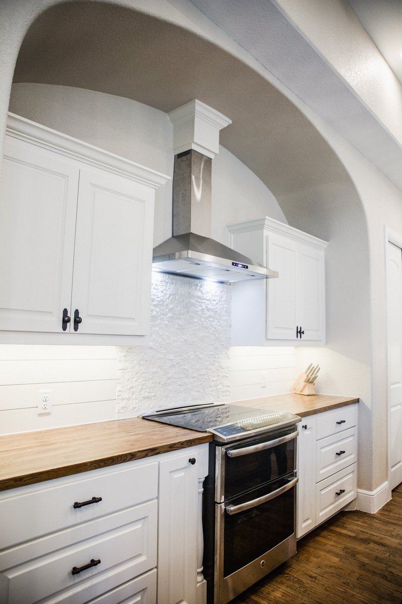 While you may not be Gordon Ramsey, doesn't mean your kitchen can't look like you should be!  Let us help UBUILDIT.  817-423-7303,  #ubuilditlakeworth #kitchen #cooking #gourmet #stylish
