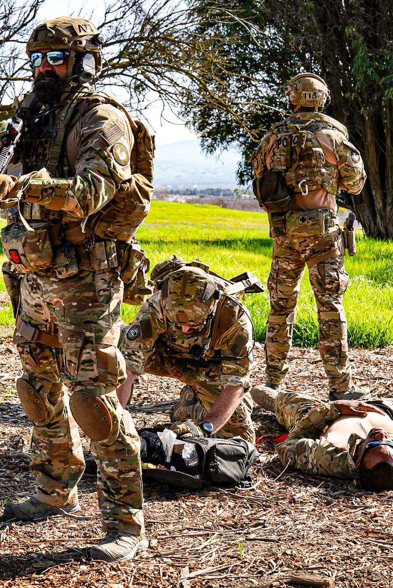 TacticalMedical's tweet photo. .@berkeleypolice training w/ @CopsDirect donation of #TacMedSolutions gear. #CopsDirect is a not-for-profit organization supplying #lawenforcement agencies w/ emergency #medicalkits.
#police #emergencymedicine #tacticalmedicine #traumakit #tourniquet #casevac #prehospitalcare https://t.co/4wSbVNowZG