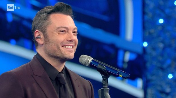 trash_italiano's tweet photo. ALMENO TU NELL’UNIVERSO. #Sanremo2020 https://t.co/e043XmIlwa