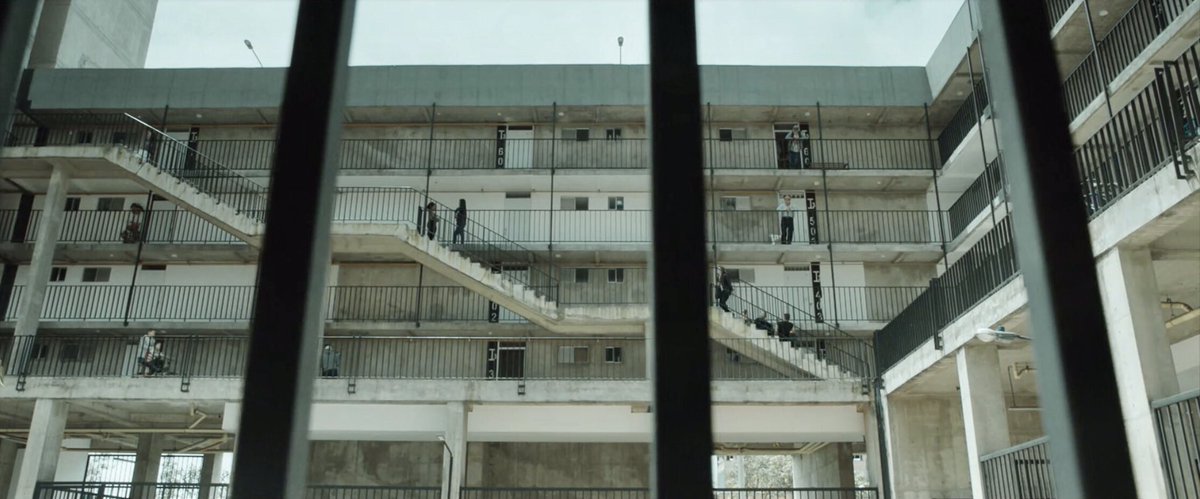 Natxolopez's tweet photo. Este impresionante edificio de viviendas está en la Plaza de la Hoja de Bogotá. Ha sido usado como localización en más rodajes, como el de la película “Milla 22” protagonizada por Mark Wahlberg. #Perdida4
https://t.co/R0jYMunPjJ https://t.co/47aRYCtPu8