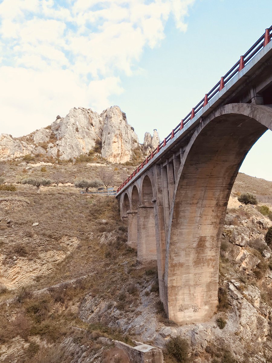 Este año nos vamos a divertir... y mucho!!!!
Este puente está en #jubera , #TrailNutrium M pasa por debajo, es fácil ver gente en el haciendo #puenting .
🏃🏻‍♂️
#trailrun #nutriciondeportiva #nutrium #nutriumpfg #larioja #lavilla #lavilladeocon #ocon  #trailrunning #cxm #montaña
