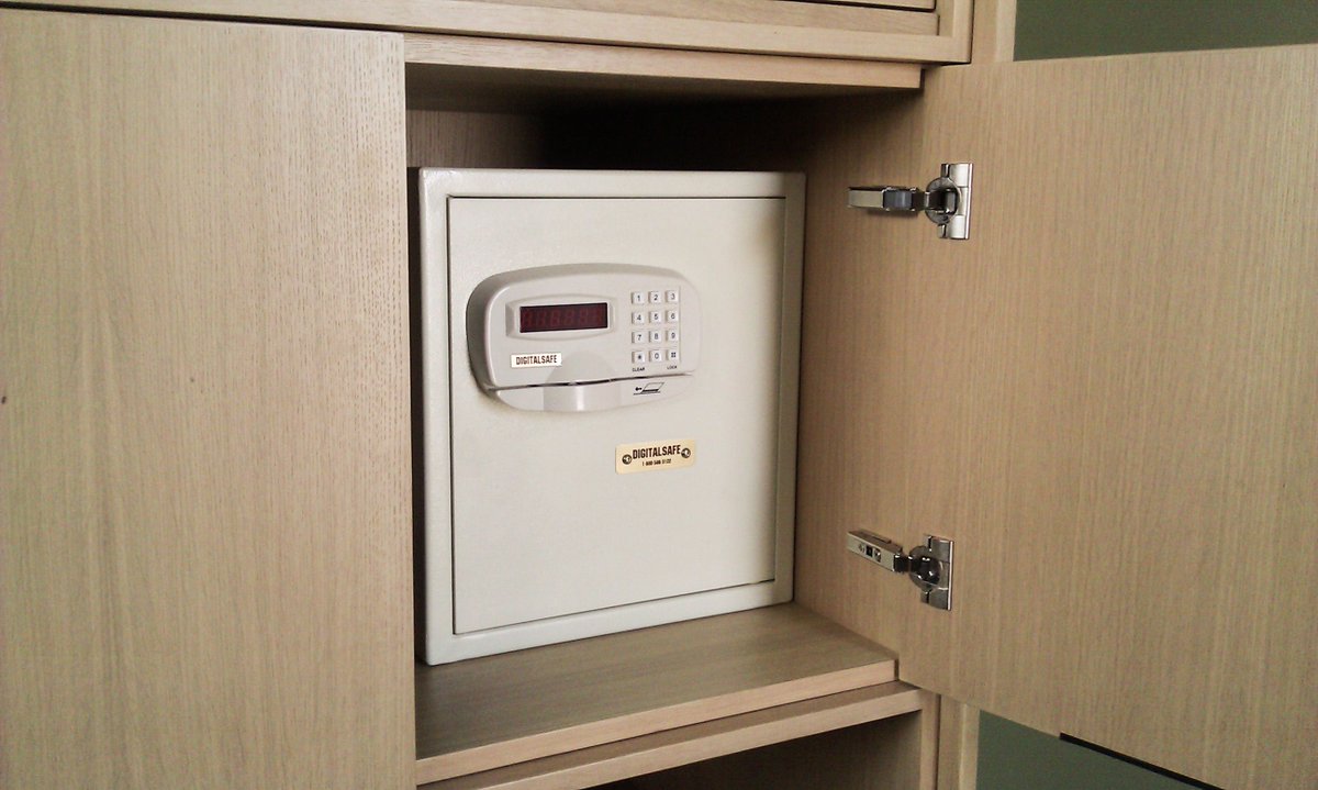 digitalsafes's tweet image. The Ambassador Box Safe is our medium size box safe. It's a great size to fit into a closet or cabinet!
#homesecurity #boxsafe #closetsafe