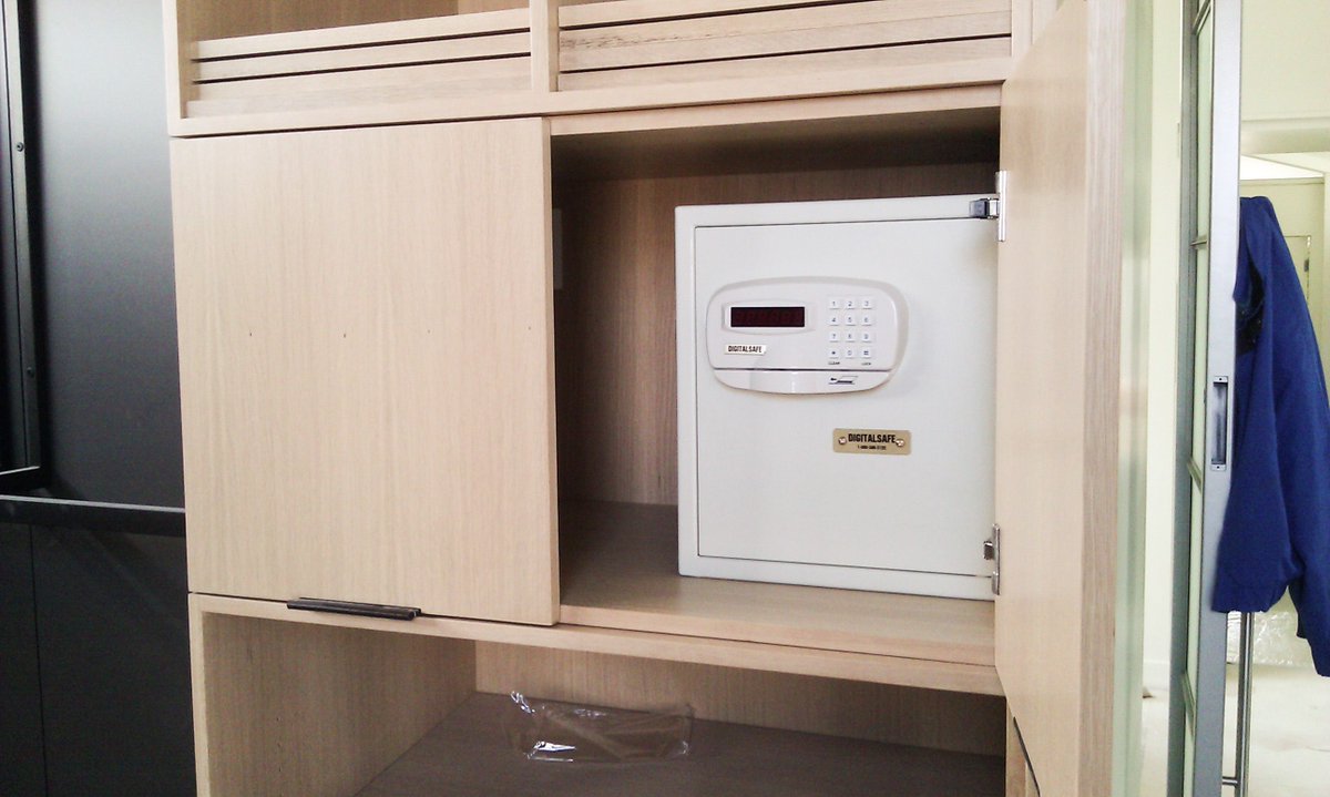 digitalsafes's tweet image. The Ambassador Box Safe is our medium size box safe. It's a great size to fit into a closet or cabinet!
#homesecurity #boxsafe #closetsafe