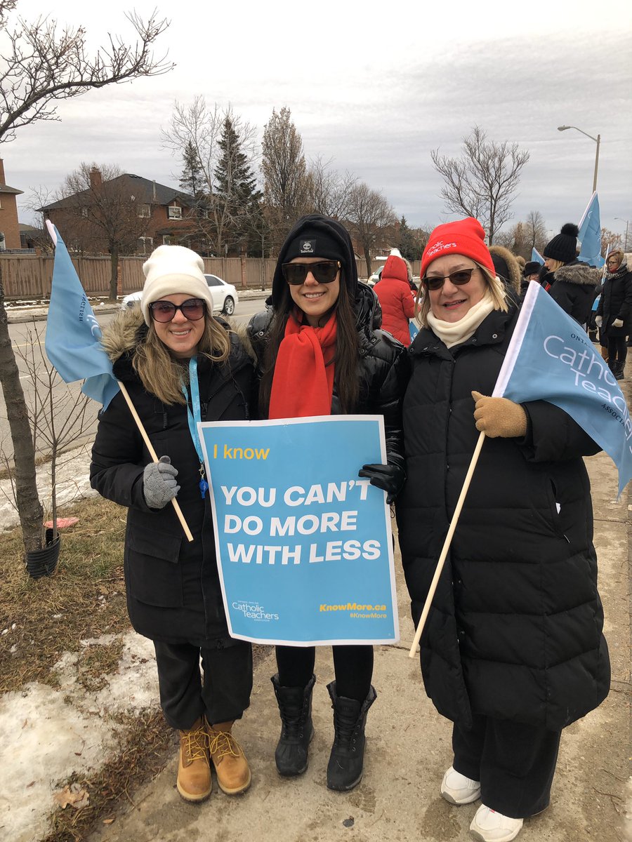 MsCano3's tweet photo. Standing in solidarity to defend our education system, because we believe that our students deserve the best opportunities possible. Thank you to our students and families for your support❤️❤️❤️❤️#NoCutsToEducation #OurKidsMatter #ClassSizesMatter @47Icn @YorkOECTA https://t.co/qn4ww8CnWd