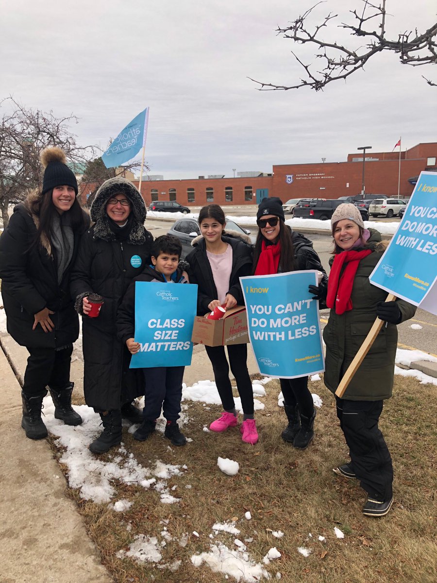 MsCano3's tweet photo. Standing in solidarity to defend our education system, because we believe that our students deserve the best opportunities possible. Thank you to our students and families for your support❤️❤️❤️❤️#NoCutsToEducation #OurKidsMatter #ClassSizesMatter @47Icn @YorkOECTA https://t.co/qn4ww8CnWd