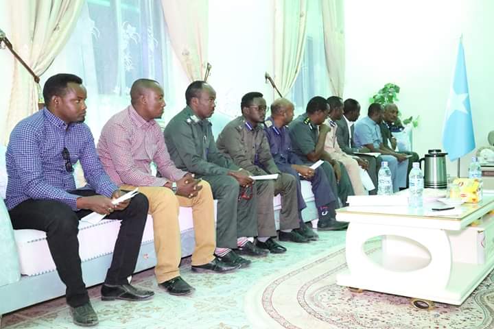 MrQoorqoor's tweet photo. Waxaan kulan gaar ah la yeeshey hoggaanada kala duwan ee Ciidamada Amniga DG Galmudug.

Waxaan  uga mahadceliyey taliyeyaasha sida xilkasnimada leh ee ay u guteen waajibaadkooda amni.

Waxaana ku dhiiragaliyey in ay sii dardargeliyaan sugitaanka amniga deegaanada DG Galmudug. https://t.co/Gct4E3Kq0k