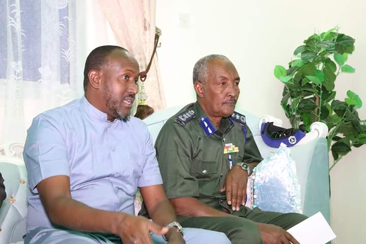 MrQoorqoor's tweet photo. Waxaan kulan gaar ah la yeeshey hoggaanada kala duwan ee Ciidamada Amniga DG Galmudug.

Waxaan  uga mahadceliyey taliyeyaasha sida xilkasnimada leh ee ay u guteen waajibaadkooda amni.

Waxaana ku dhiiragaliyey in ay sii dardargeliyaan sugitaanka amniga deegaanada DG Galmudug. https://t.co/Gct4E3Kq0k