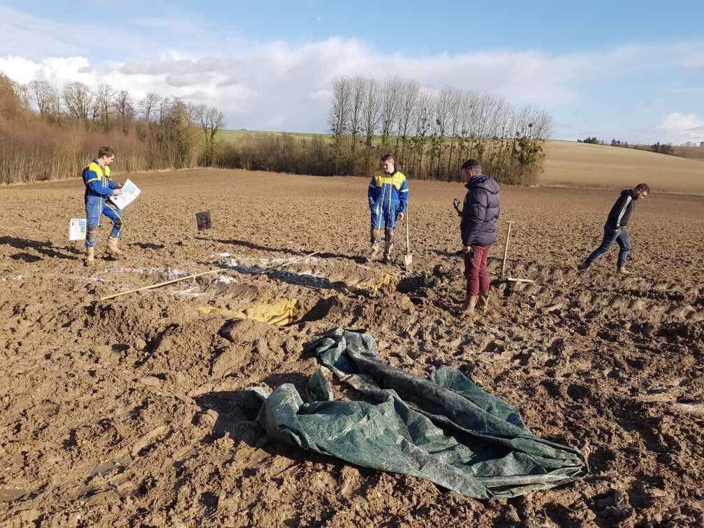 BNourissonpro's tweet photo. Superbe Journée reportages avec @agriculteuraujo chez EARL Lefebvre X-Y et @DamsDeere ! C’était humide 💦 froid ❄️avec une terre amoureuse mais un grand plaisir 😄 de partager sur les enjeux et gestion de leurs exploitations. Merci encore pour l’accueil 👍🏻 . https://t.co/217XFSAsgv