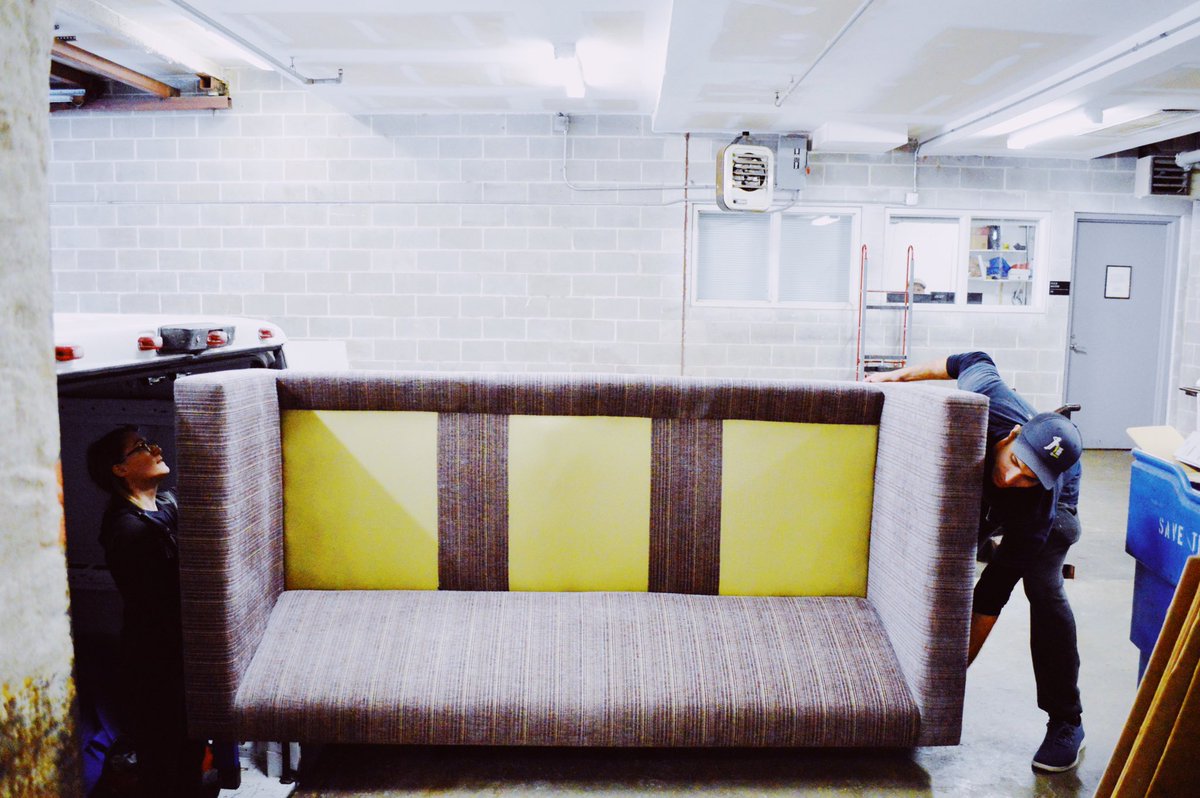 SmallHaul's tweet image. Couch in reverse 🔁🔁 
•
•
•
•

#boston #bostonmoving #movers #tiktok #patriots #gopats #pats #newyears #redsox #fenway #gilette #tombrady #brady #goat #tb12 #newbury