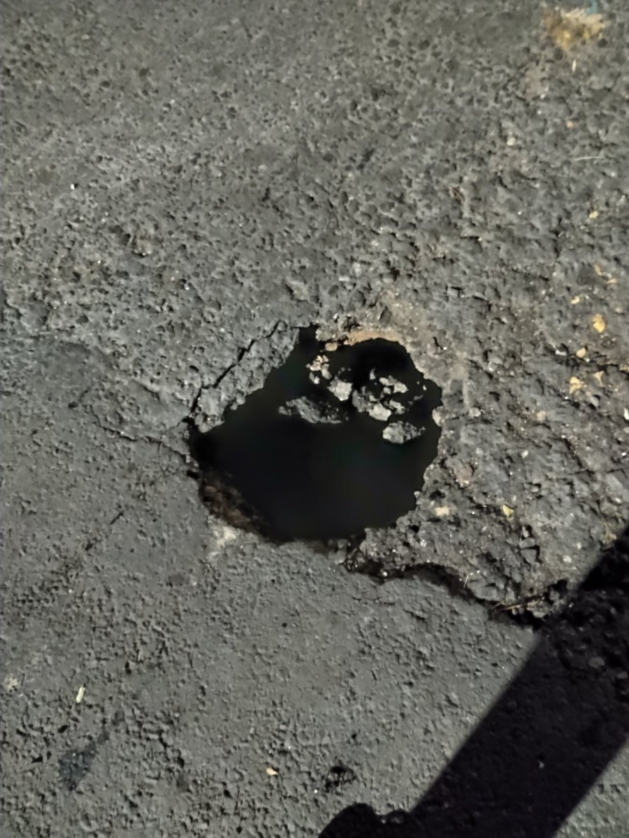 DianaVis's tweet photo. @AlcaldiaAO Buenas noches, hay un súper bache a la altura del número 15 de la calle 34 del Olivar del Conde 2da sección. Ayúdenos por fa, los autos pueden dañarse seriamente por la profundidad del bache. Gracias. https://t.co/lpiRnQ7c1e