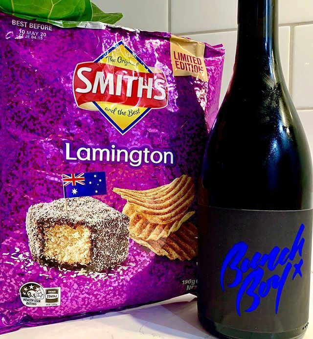 GoonTycoons's tweet photo. A fair dinkum food and wine pairing that The Lord Lamington would be proud of. 
#LadsforLamingtons #goontycoons @bunchboyx #smiths #lordlamington #chipmashup #straya #longweekend #bunchboy #delicious #lamington #foodandwine #shirazandsnacks #smithschips https://t.co/iDwi9Zpwkz https://t.co/JaDuwMP0MC