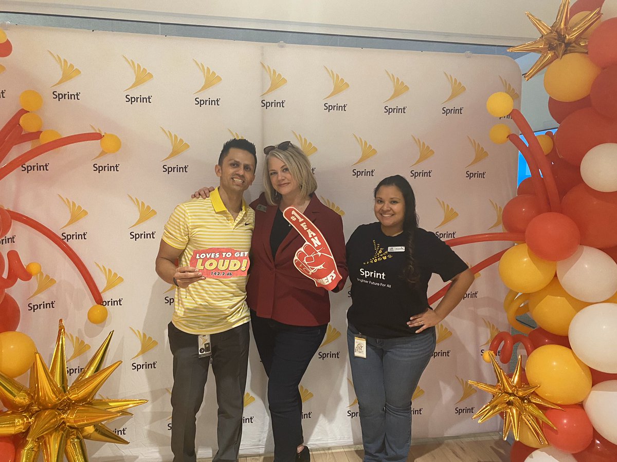 EnlaceErg's tweet photo. Enlace KC Team! @Chiefs fever! #SprintFam @LeonFit24 @lookcle https://t.co/ZDVyqZlrzY