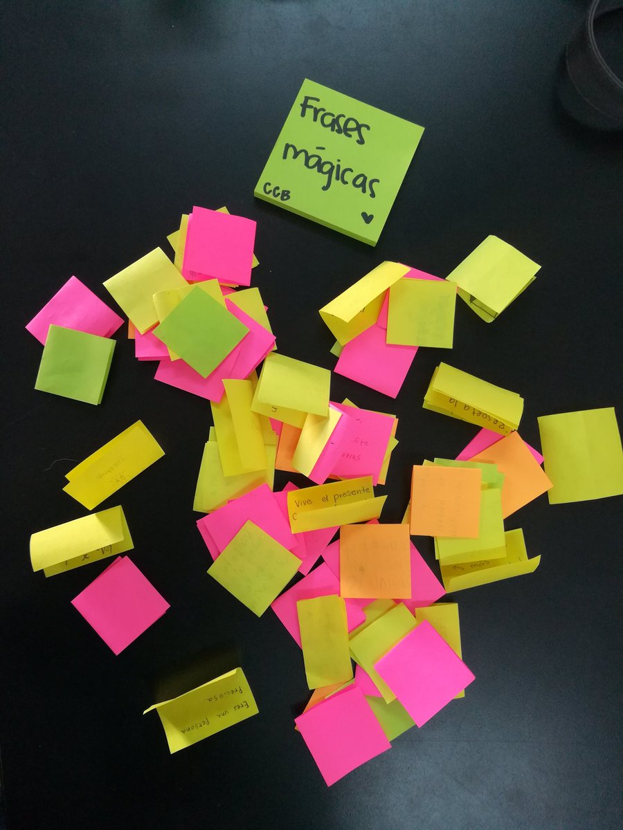 YossOrozco's tweet photo. Frases mágicas 💫 mis alumnos y alumnas de primaria y bachillerato intercambian frases positivas que escriben en unos post-it, ha sido espectacular ver sus caritas al leer frases como: ¡Eres maravilloso, sigue adelante! 😊 @ccbantigua https://t.co/kkaKnelwG9