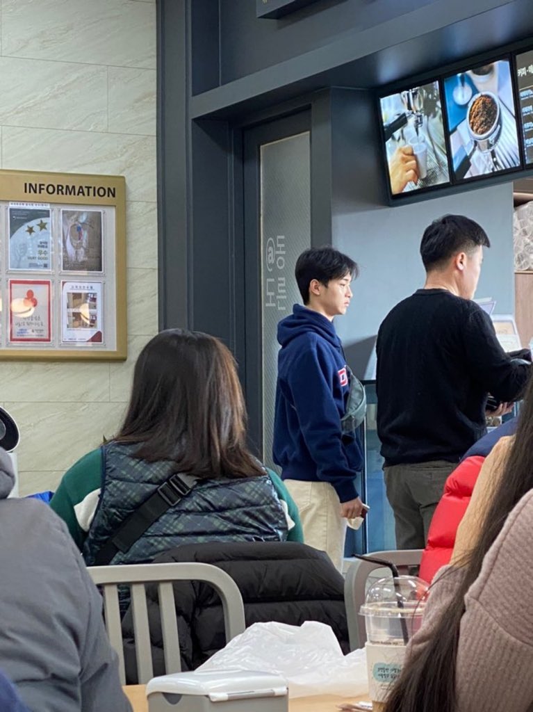 아 너무 귀여워 미치겠어
누가봐도 차에서 자다 나온 얼굴롴ㅋㅋㅋㅋㅋㅋㅋㅋㅋㅋㅋㅋㅋ커피마시겠다고 카드 손에 꼭 붙들곸ㅋㅋㅋㅋㅋㅋ모자도 안쓰곸ㅋㅋㅋㅋㅋㅋㅋㅋ애착후드티엨ㅋㅋㅋㅋㅋㅋㅋㅋ아 수수해 너무 수수해서 수수깡 뿌셔