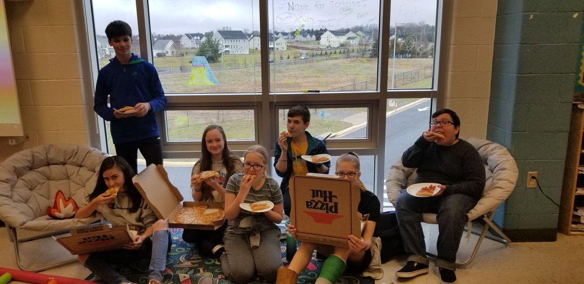 TheSuperFabLab's tweet photo. Science Mastery Challenge pizza party #winthemoverwithpizza #superfablab #TEACHers #teaching #teachertwitter https://t.co/OGMMvH388c