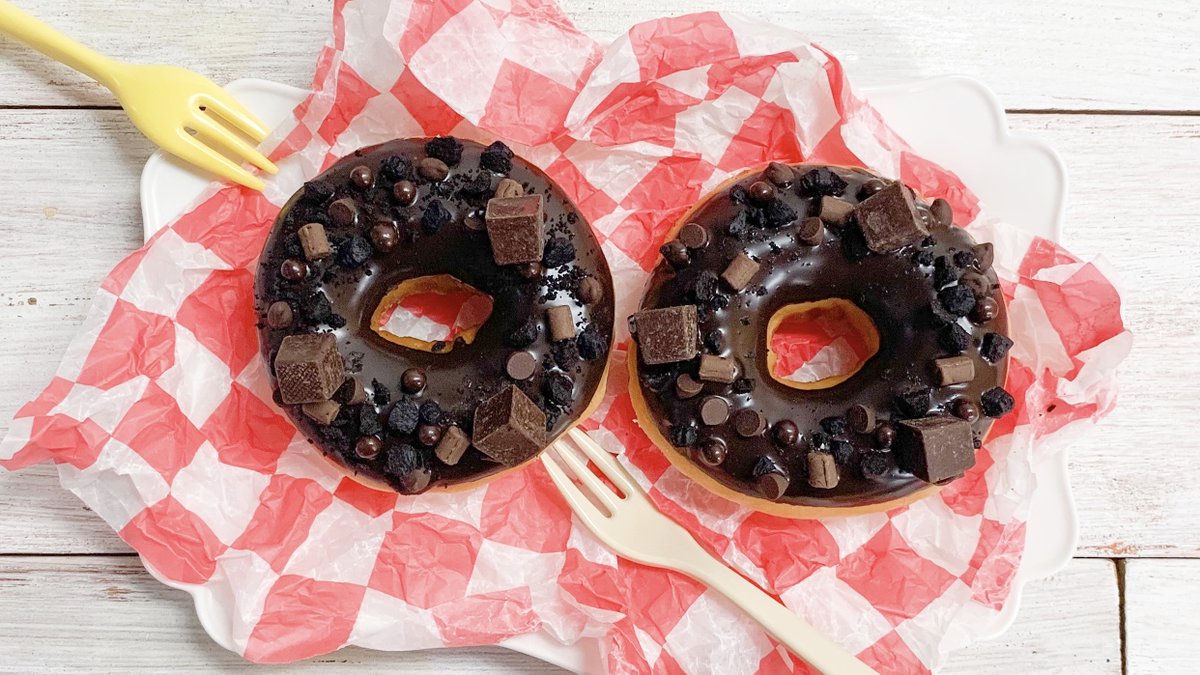 krispykremeJP's tweet photo. ✨ハッピー チャンキー チョコ✨
#チョコレート に恋する気持ちを全部トッピングした、よくばりで贅沢な #ドーナツ 🍩💕
スイートもビターも楽しめるスペシャルなおいしさ💕
#SweetSurpriseBox #宝箱ドーナツ
https://t.co/rEQOchcUei https://t.co/a5S2A3OdbL