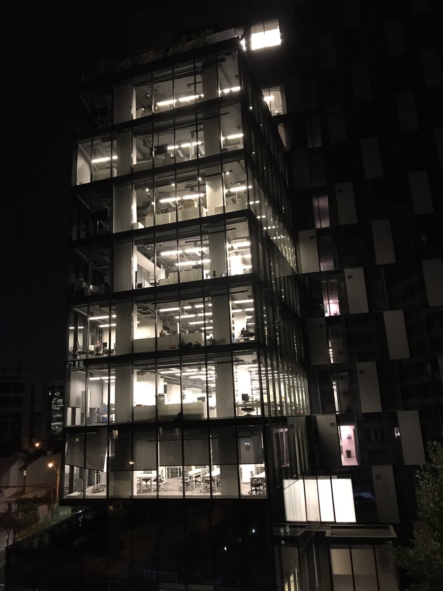 jtdegregorio's tweet photo. 23:45 del 23/01/20: nadie en sus oficinas pero tienen todas las luces del edificio encendidas. Que poco compromiso con el planeta @CajaLosAndes https://t.co/vB1Jdhkc3l