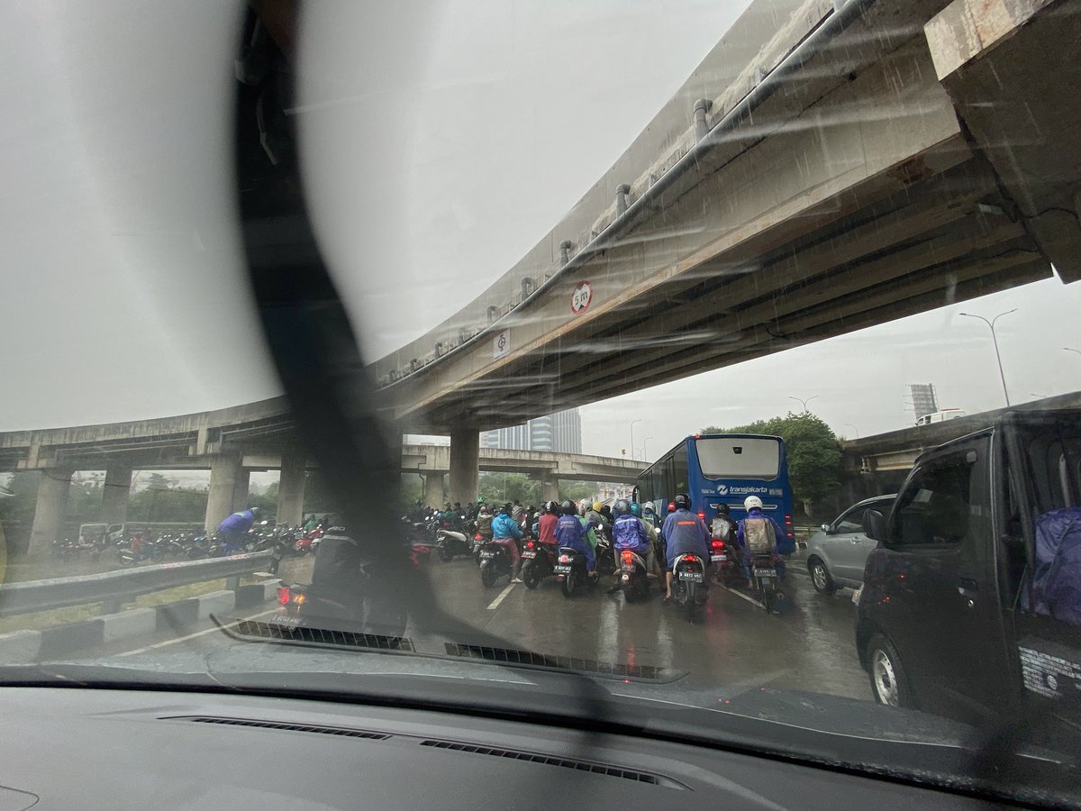 Motor menutup ruas jln di bwh simpang susun TB Simatupang (Lb Bulus - Ragunan) Hanya 1 jalur yg bs dilewati.. Berimbas kemacetan. <a href="/RadioElshinta/">Radio Elshinta</a> <a href="/TMCPoldaMetro/">TMC Polda Metro Jaya</a> #jakarta