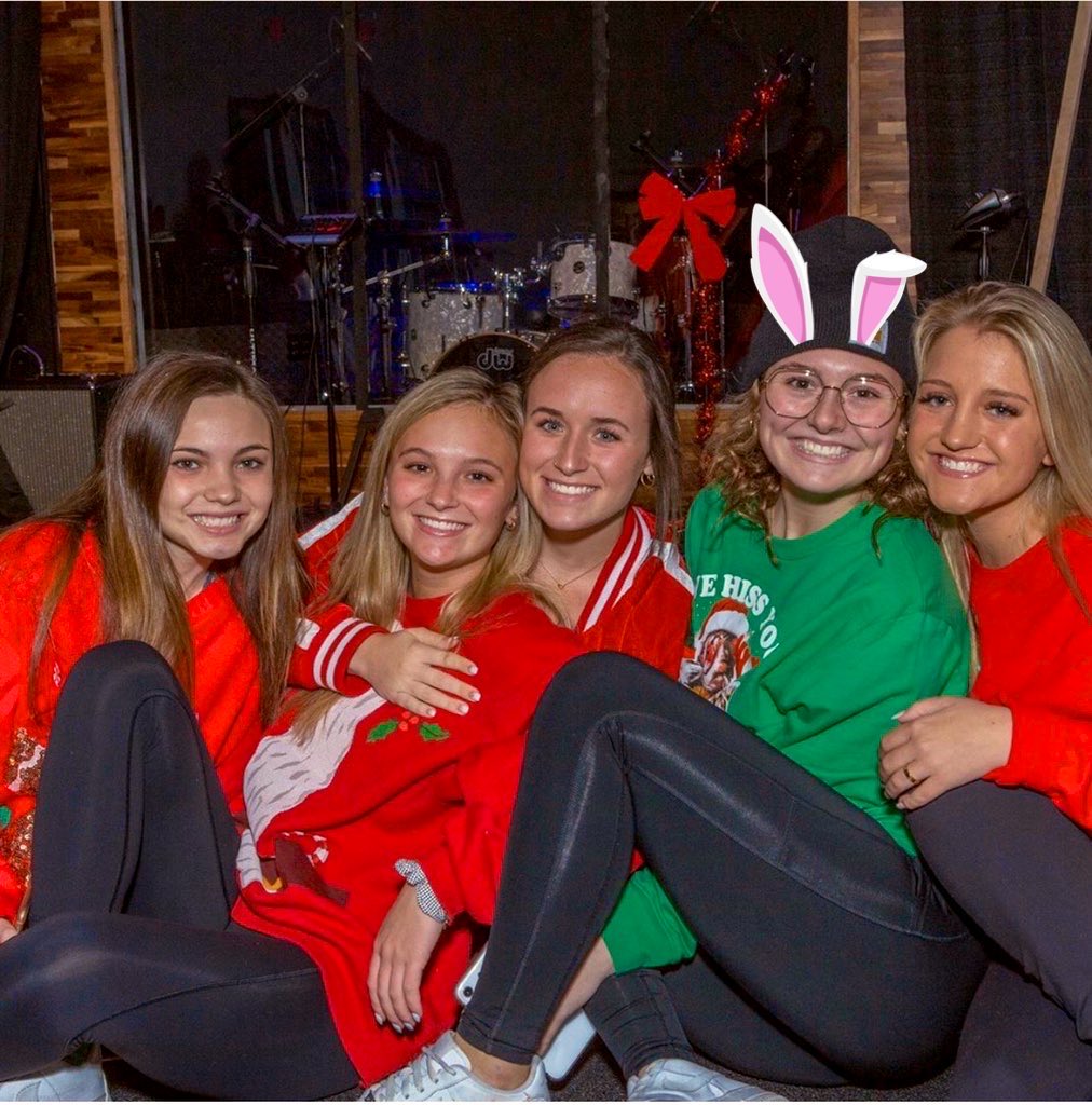 _jackiefarrar's tweet photo. Happy birthday @annalisabrooks_ !! ❤️❤️ I hope your day wasn’t as awkward as we are🤟😌 Also cant believe you’re actually 18!😳 Love ya and the mems!!🥰🎉 https://t.co/CHmY1PbpmI