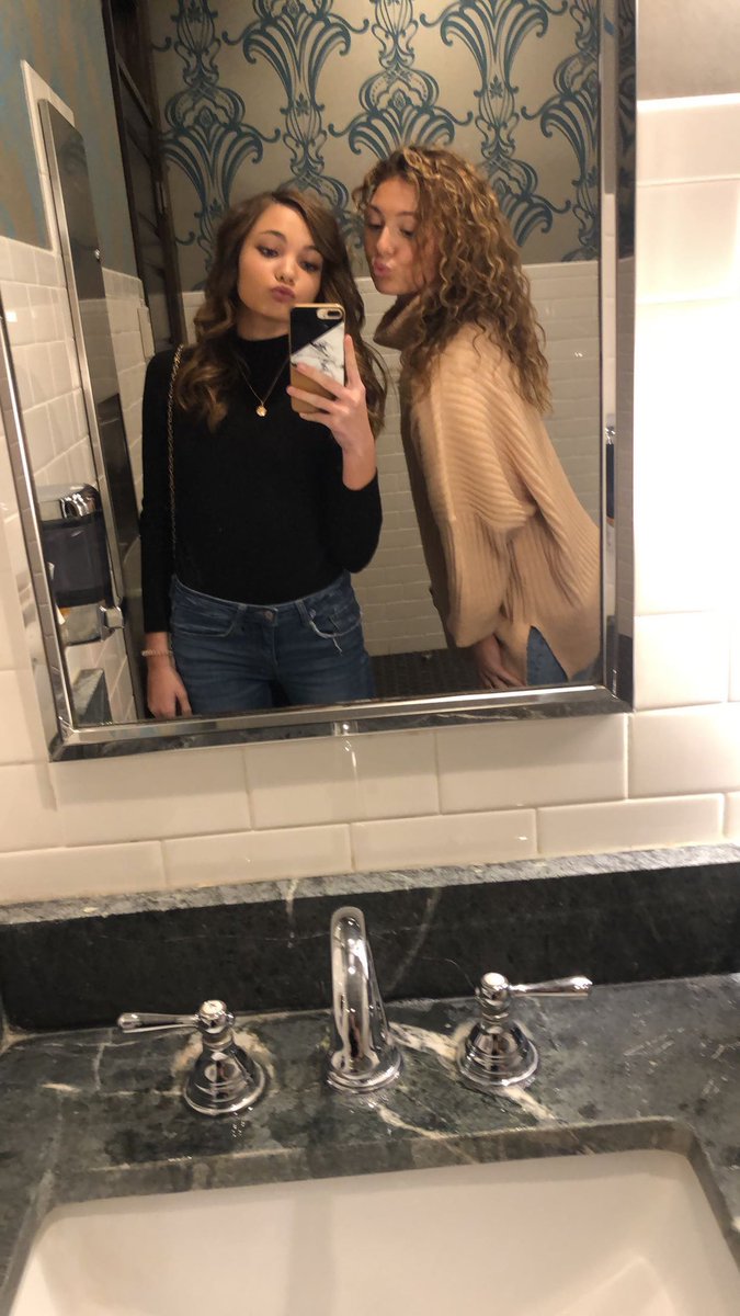 _jackiefarrar's tweet photo. Happy birthday @annalisabrooks_ !! ❤️❤️ I hope your day wasn’t as awkward as we are🤟😌 Also cant believe you’re actually 18!😳 Love ya and the mems!!🥰🎉 https://t.co/CHmY1PbpmI