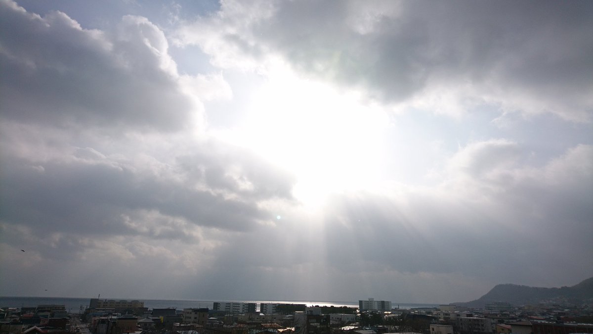 chocolatstaff's tweet photo. 1月24日AM11:00 晴れのち曇 最高気温2℃

だんだんと風が強くなり、お日様の日差しはあるものの寒い一日となりそうです。
時折、雪も舞っています。

強風の影響で、函館山ロープウェイが運転を一時見合わせています❗

#ホテルショコラ函館
#函館
#写真
#ハコフォト
#山
#海
#空
#雲
#ロープウェイ https://t.co/dBS3hdMFCo