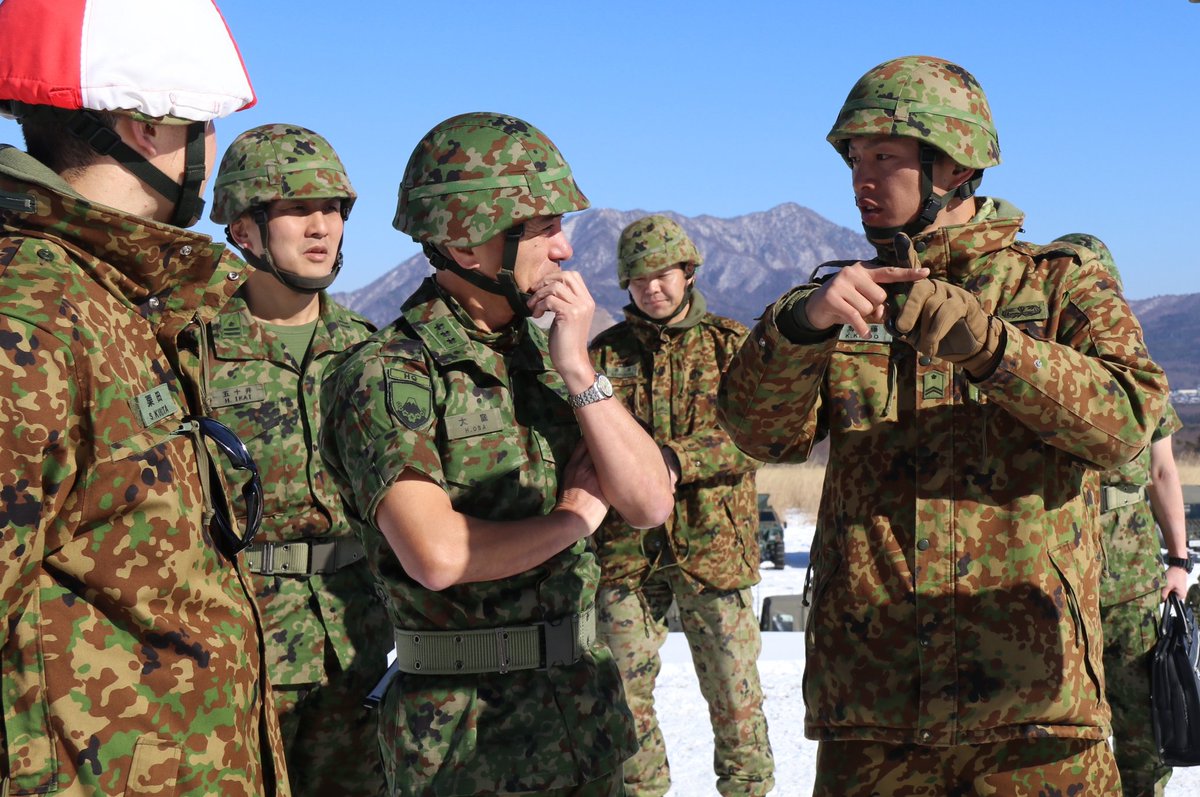 陸上自衛隊 第1師団の師団長の大庭陸将。冬でも腕捲りされる有名な方で