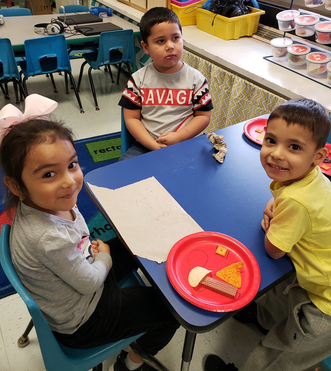 MrsA_PreK's tweet photo. Reviewing the shapes! ¡Repasando las figuras geométricas! #yum 😋 @LamarElementary https://t.co/mEWk7MNW8N