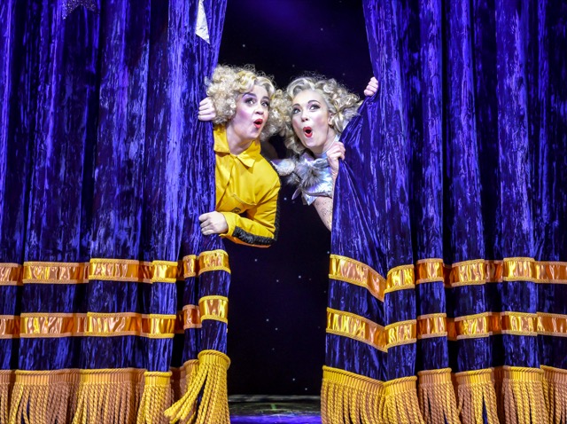 MyTheatreMates's tweet photo. The most difficult thing @henrywlewis has had to deal with in his Mind Mangler act was the show where every. single. person. in the first 4 rows at @magicgoeswrong apparently was employed in the adult entertainment industry. Indoors..? Outdoors..? #MischiefTalks https://t.co/NvVbxRrDYh