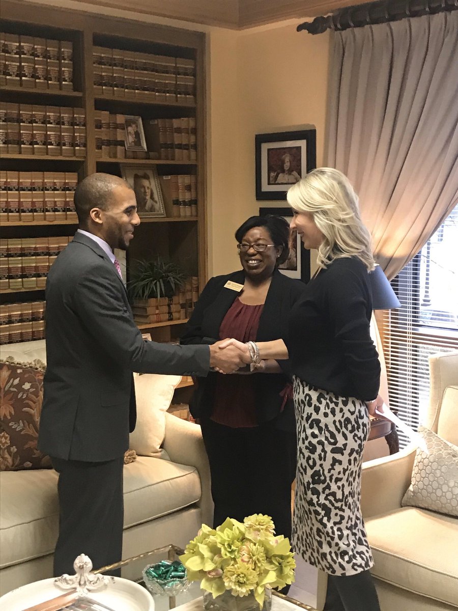 CourtneyforAR's tweet photo. What a privilege to swear in the Governor’s newly-appointed Director of State-Federal Relations, Kendall Marr. https://t.co/03a9B8U4Sq