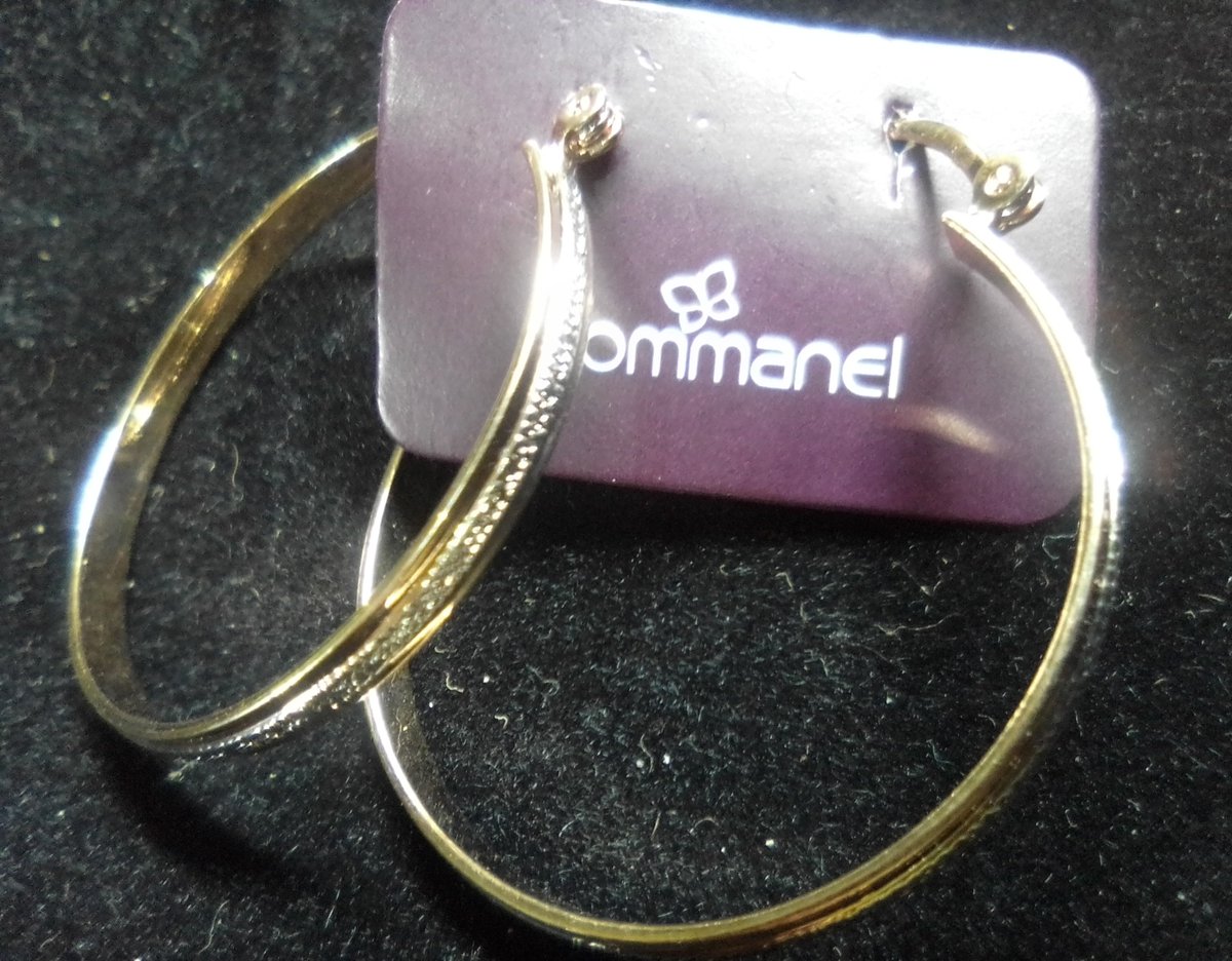 Cosmeticos_TM's tweet photo. Ref. 5262870000. R$ 154,40
🦋Argola com filete trabalhado
🎉Pronta-entrega! 

👉🏾Chame inbox
#rommanel #autoestima #joias  #folheadoaouro #argolas  #visual  #cosmeticosetudomais #paradaideal #guapimirim #riodejaneiro #saopaulo https://t.co/oqwC5qSCeN