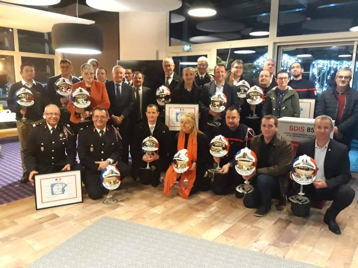 SDIS85's tweet photo. Ce soir, cérémonie d'attribution du #LabelEmployeur + remise d'un trophée à 15 entreprises et collectivités de #Vendee permettant à leurs salariés qui sont sapeurs-pompiers volontaires de réaliser des interventions ou de se former pendant leur temps de travail.
1/6 https://t.co/dcm2u3W5LA