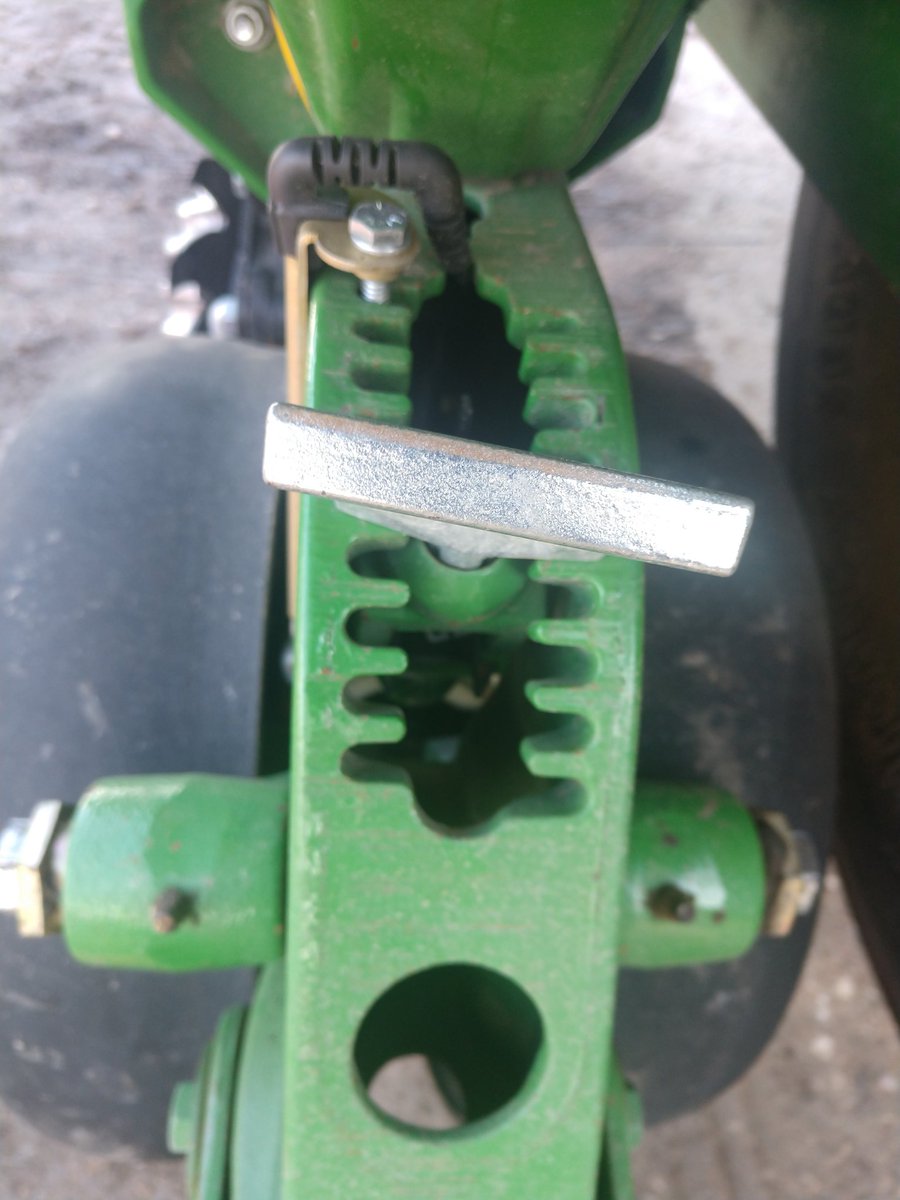 bigaljack's tweet photo. One of the takeaways from #ppwinterconference2020 was actually placing 2" blocks under each set of gauge wheels to true up the T handle  planter depth adjustment. Here is my range on a slightly used 12 row. I was shocked how far off they were.
#plant20 https://t.co/xypJTiF3IM