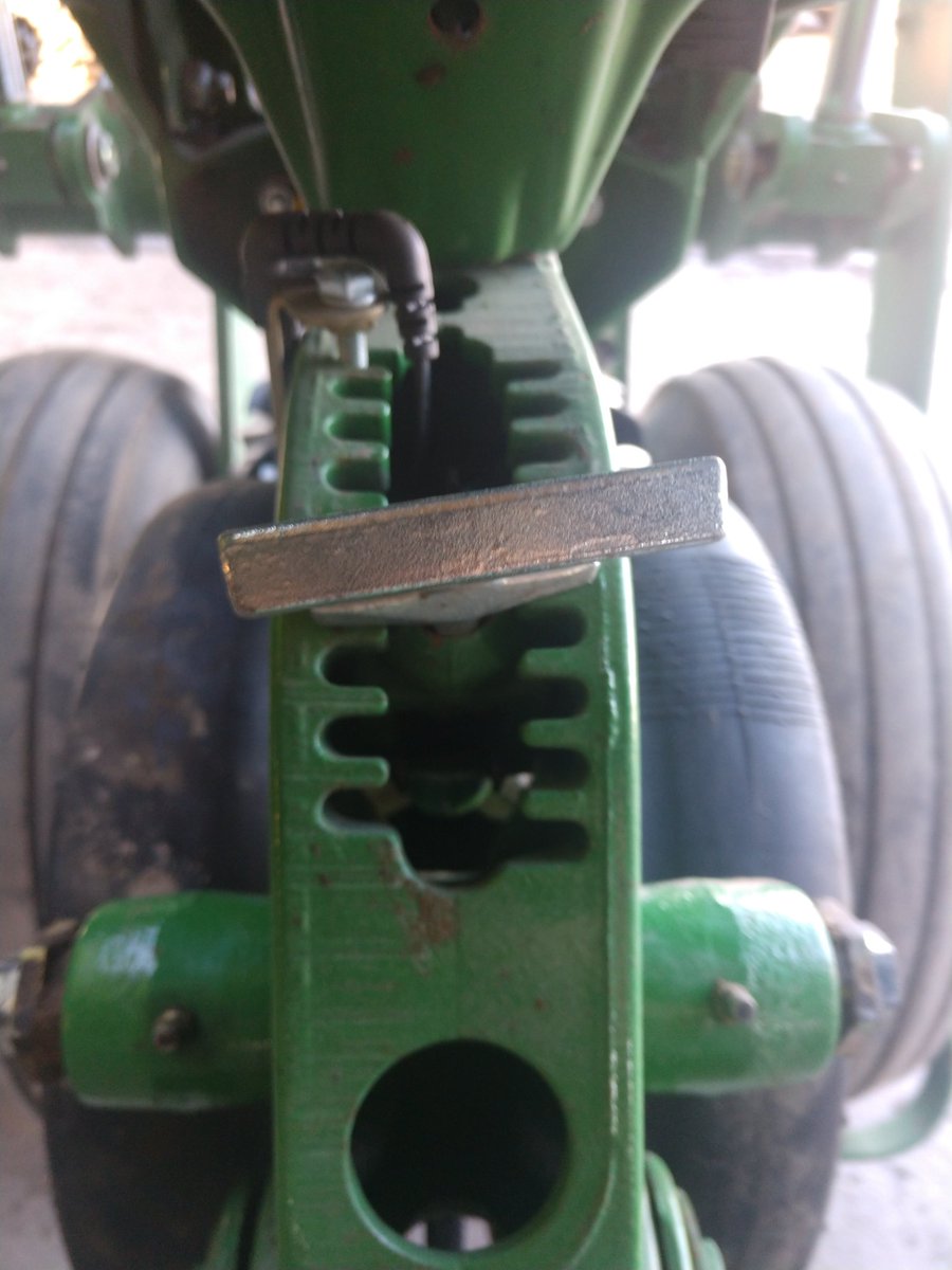 bigaljack's tweet photo. One of the takeaways from #ppwinterconference2020 was actually placing 2" blocks under each set of gauge wheels to true up the T handle  planter depth adjustment. Here is my range on a slightly used 12 row. I was shocked how far off they were.
#plant20 https://t.co/xypJTiF3IM