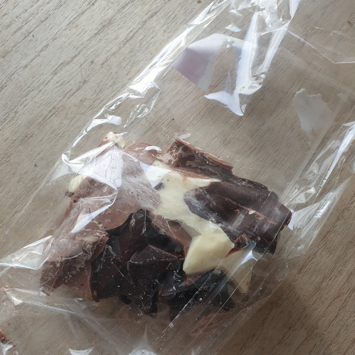 matomegu's tweet photo. 2、3日前までは窓辺に置いておいたチョコが溶けるぐらい暖かかったのに、昨日はあたり一面真っ白にるぐらい寒かった。
#オランダ生活　#ヨーロッパあるある https://t.co/0QshQTXgTW