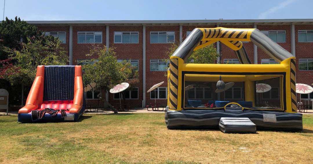 MagicJumpRental's tweet photo. Oh yeah we have it all 😎Velcro Wall & Inflatable Wrecking Ball, take your pick! Or why not both😏? We add variety to all of your events, start booking your rentals today for any upcoming event, school fair, parties, fairs and more! Visit https://t.co/oSTNaOJehh #Wedeliverfun https://t.co/VJiW7sKb9l