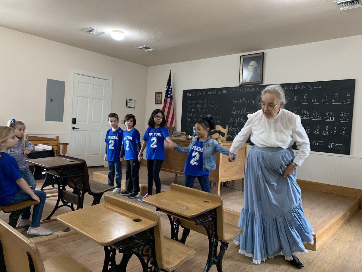 applesolutely_'s tweet photo. Field trip fun at the @FriscoHeritage We loved learning the history of the city we live in! @VaughnElemFISD #Team2nd #BackIn1902 https://t.co/G22fpGGrVM