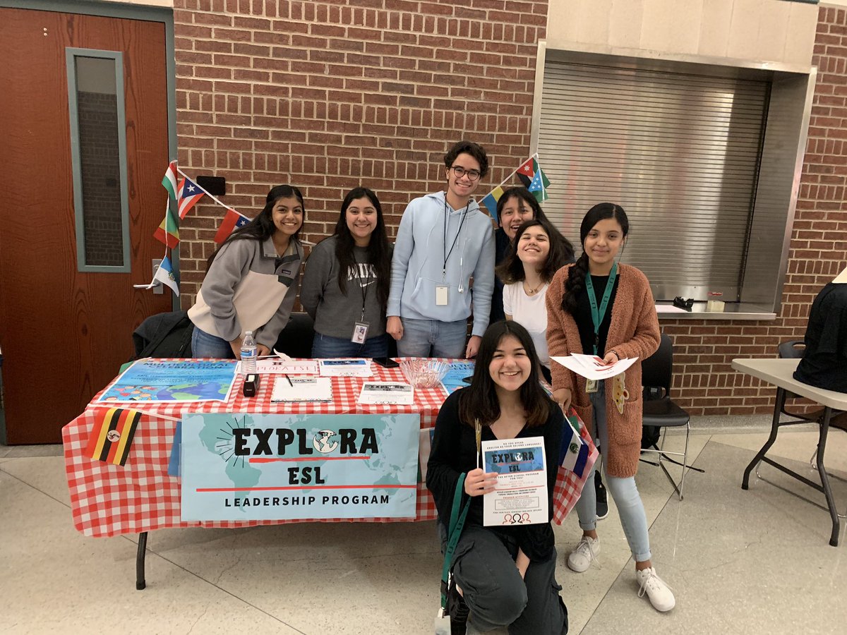 Explora leaders informing and recruiting future member for our program. They had a great time at the RHHS 8th Grade Pre-flight! 

@RISD_ELLS <a href="/RHHSHawks/">Rockwall-Heath HS</a> @RHHSCounselors

#explorarocks #eslrocks  #eslexplora