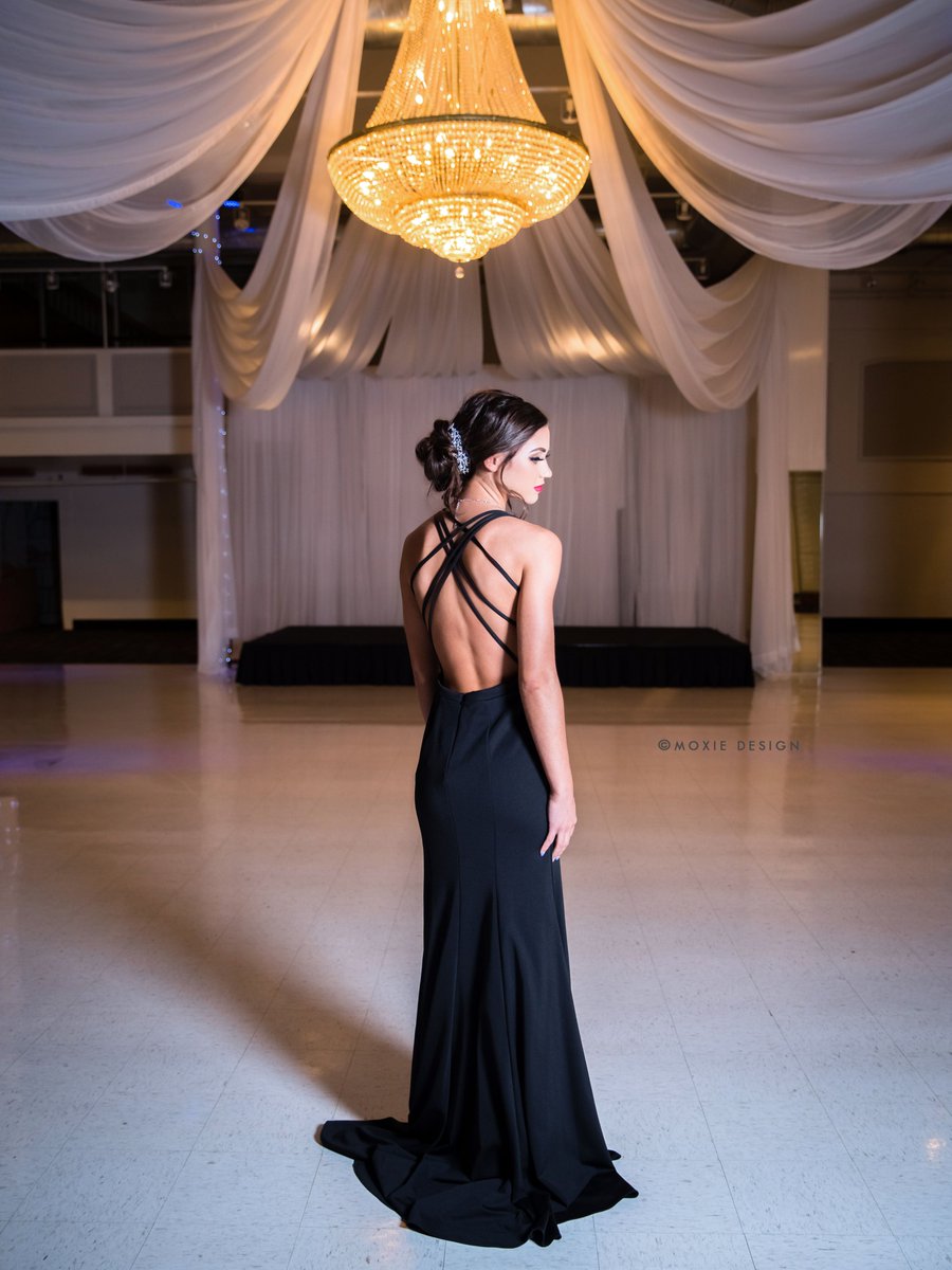And now for something jaw droppingly gorgeous... SO beautiful Nicole!
Dress: <a href="/qccelebrate/">Celebrate</a>
Designer: Nox Anabel
#moxiedesign #quadcitiesseniorphotography #classof2020