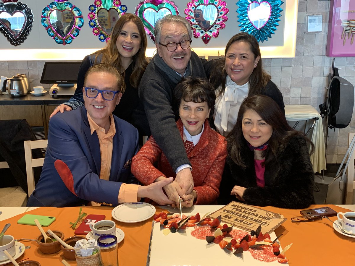 VentaneandoUno's tweet photo. Mucha fiesta en @Rest_ElBajio para festejar #Ventaneando24 https://t.co/MpWsIaXmWC