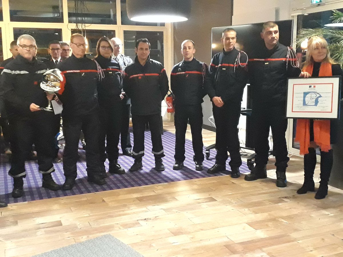 SDIS85's tweet photo. Un immense merci à l'entreprise @sodebo chez qui s'est déroulée la cérémonie d'attribution du #LabelEmployeur #Vendee et pour qui une mention spéciale salue la présence de 14 sapeurs-pompiers volontaires dans l'effectif de la société. https://t.co/f21OLHyJnu