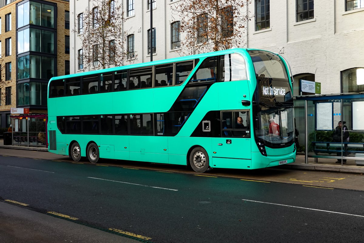 len_lemon_uk's tweet photo. This is an Alexander Dennis Enviro400XLB (stupid name) on Volvo B8L near Cambridge rail station. This bus seem to be able to go on the guided busway and have cameras in place of tradtional mirrors.
#Volvo #AlexanderDennis #Enviro400XLB #B8L #VolvoB8L #AlexanderDennisEnviro400XLB https://t.co/W56e5LZPeq
