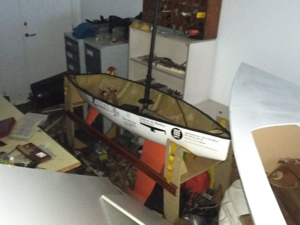 SenSailor_drone's tweet photo. Per art de màgia, casualitat o miracle, el SenSailor va quedar dret sobre el cavallet, protegit a un racó entre les barques amuntegades. La vela i la coberta, salvades pels pèls al costat d'un armari caigut. I l'electrònica en perfecte estat sobre una taula. https://t.co/Icu1z8UFKd
