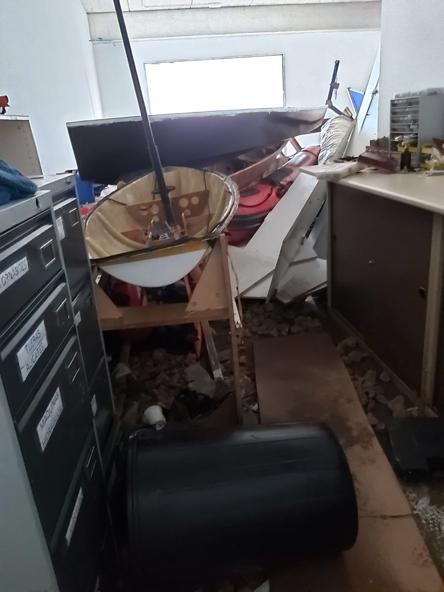 SenSailor_drone's tweet photo. Per art de màgia, casualitat o miracle, el SenSailor va quedar dret sobre el cavallet, protegit a un racó entre les barques amuntegades. La vela i la coberta, salvades pels pèls al costat d'un armari caigut. I l'electrònica en perfecte estat sobre una taula. https://t.co/Icu1z8UFKd