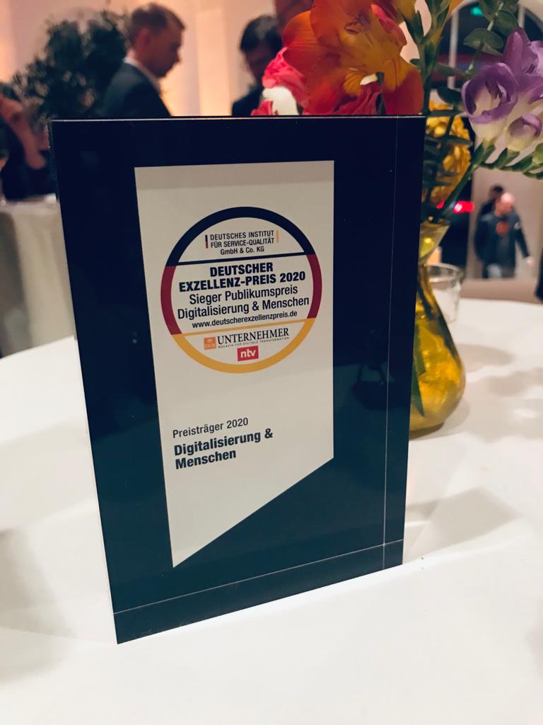 OttoGroup_Com's tweet image. Frauen und #Digitalisierung: Eine Geschichte voller Missverständnisse? Mitnichten! Das beweist u.a. #developHER, das Frauen-Digital-Camp von Otto. Seit gestern übr. preisgekrönt: Mit dem Publikumspreis beim Deutschen #Exzellenzpreis in der Kategorie Digitalisierung &amp;amp; Menschen.🎖️