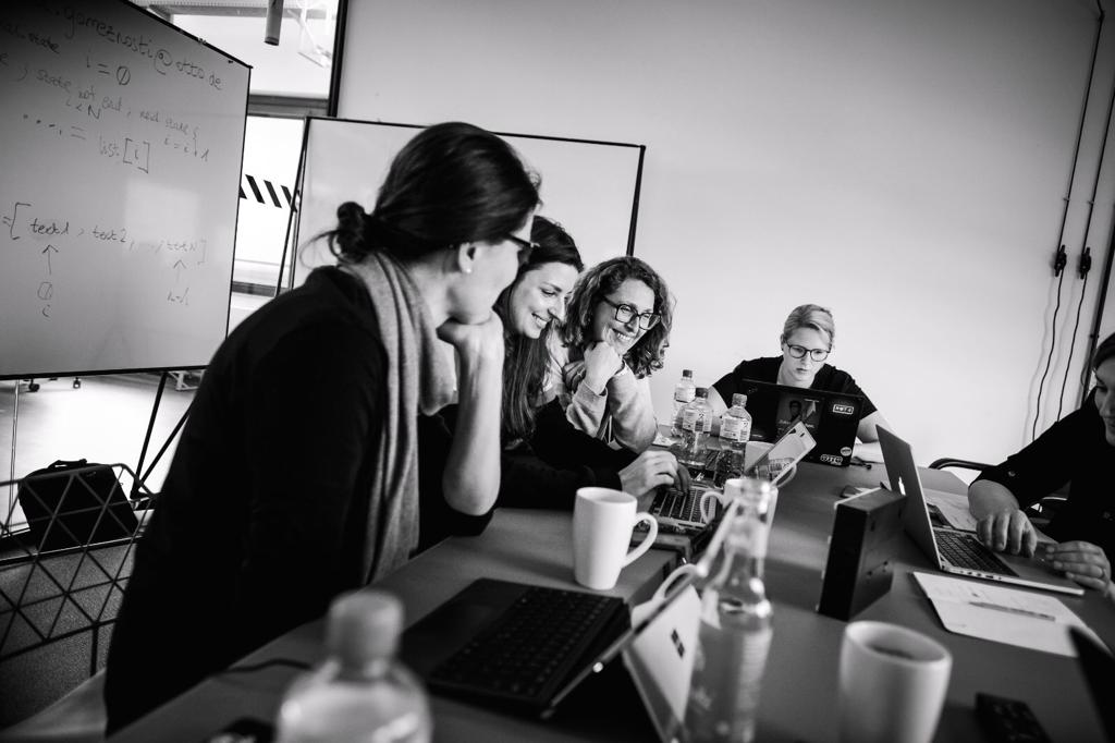 OttoGroup_Com's tweet image. Frauen und #Digitalisierung: Eine Geschichte voller Missverständnisse? Mitnichten! Das beweist u.a. #developHER, das Frauen-Digital-Camp von Otto. Seit gestern übr. preisgekrönt: Mit dem Publikumspreis beim Deutschen #Exzellenzpreis in der Kategorie Digitalisierung &amp;amp; Menschen.🎖️