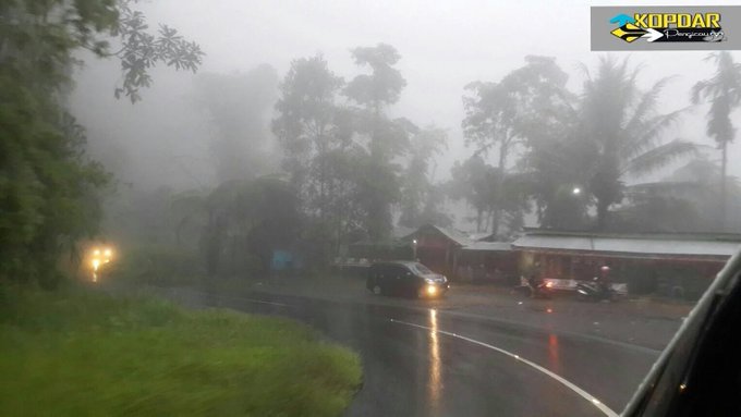 Permukaan aspal yang basah &amp; licin, akibat guyuran hujan membuat traksi ban, pengereman &amp; performa pengendara jadi kurang maksimal. Konsentrasi mutlak harga mati. #ajakanselamat #RoadSafety