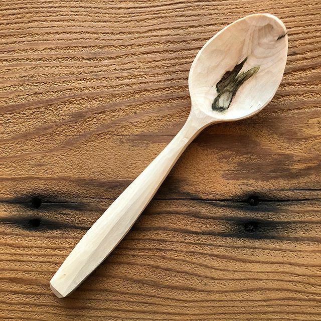 That scar on the bowl wasn’t apparent at all until I started diggin’ it out. 😕
#spooncarving #sloyd #axeandknife ift.tt/30YWL17