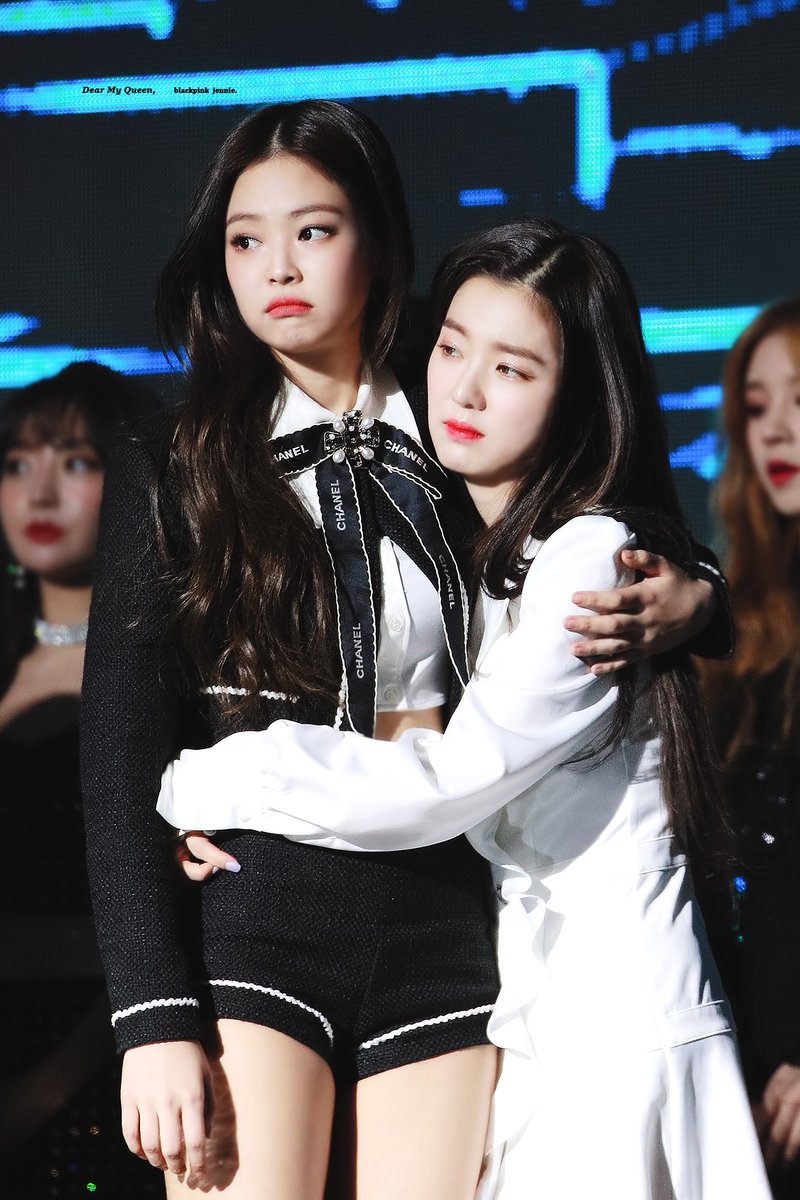 gleamoonbyul's tweet photo. ha pasado exactamente un año desde que irene se aferró a jennie como si su vida dependiera de ello, después de haber dicho millones de veces que no le gustaba mantener contacto físico con gente aparte de sus cuatros miembros, soft hours open. https://t.co/NDiykd0hFs