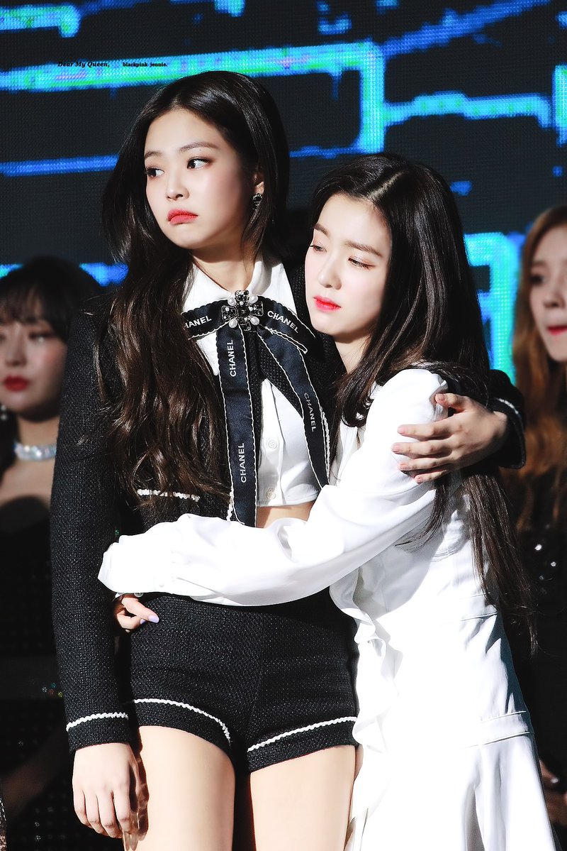 gleamoonbyul's tweet photo. ha pasado exactamente un año desde que irene se aferró a jennie como si su vida dependiera de ello, después de haber dicho millones de veces que no le gustaba mantener contacto físico con gente aparte de sus cuatros miembros, soft hours open. https://t.co/NDiykd0hFs