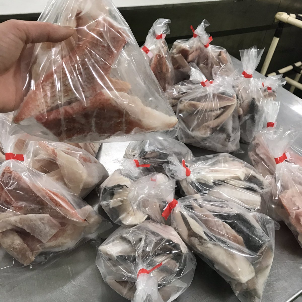 O Xrhsths 間宮商店 Sto Twitter おはようございます 今日はお料理好きな方に嬉しい商品があります 煮魚 ギフトを作る際の小切れです 吉次 金目鯛 金華サバ 銀タラ 赤魚 通常は高価な魚ですがご自宅で好みの味付けや 汁物などに 密かに人気商品です 煮魚